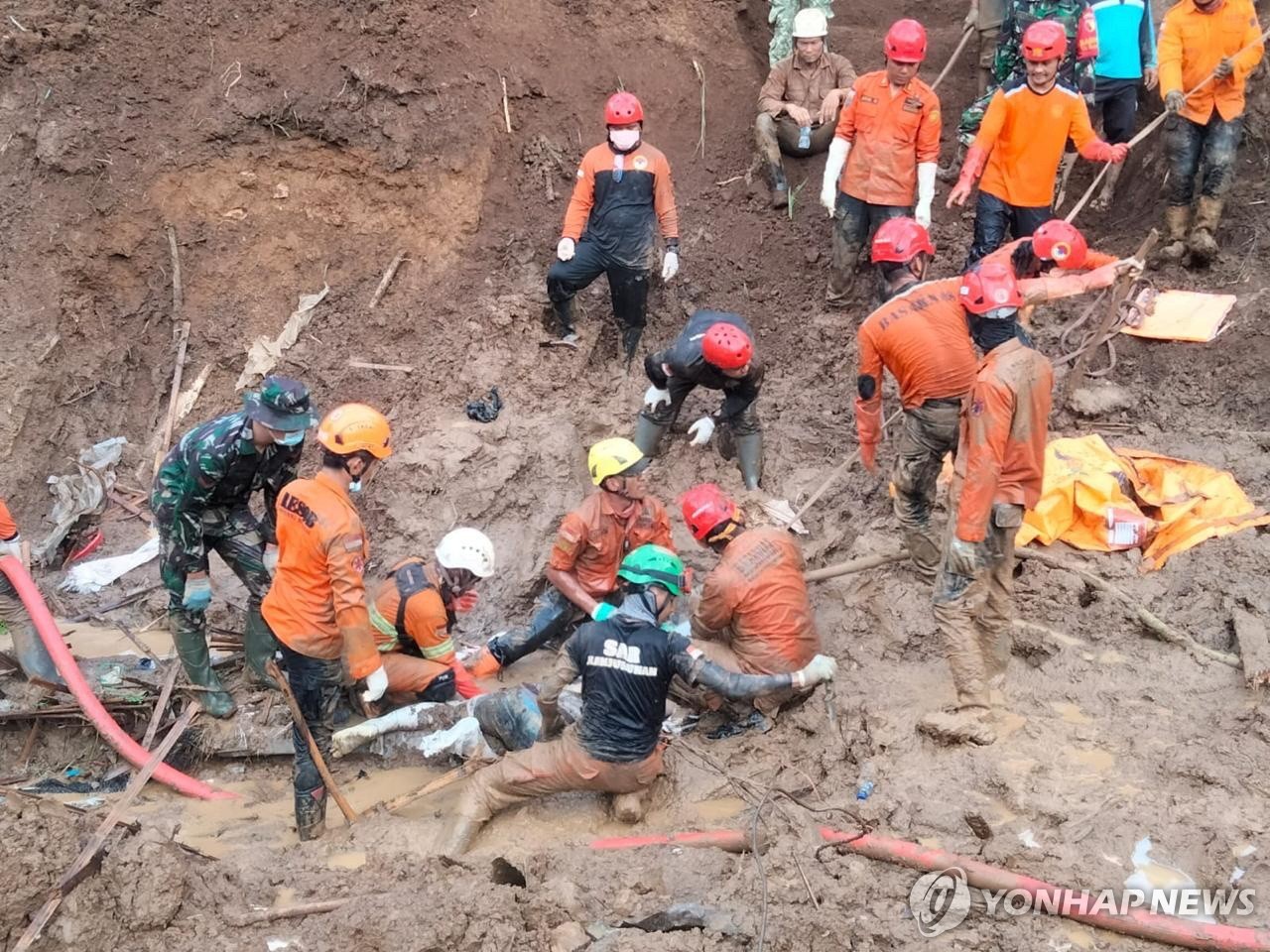 인도네시아 산사태 구조작업