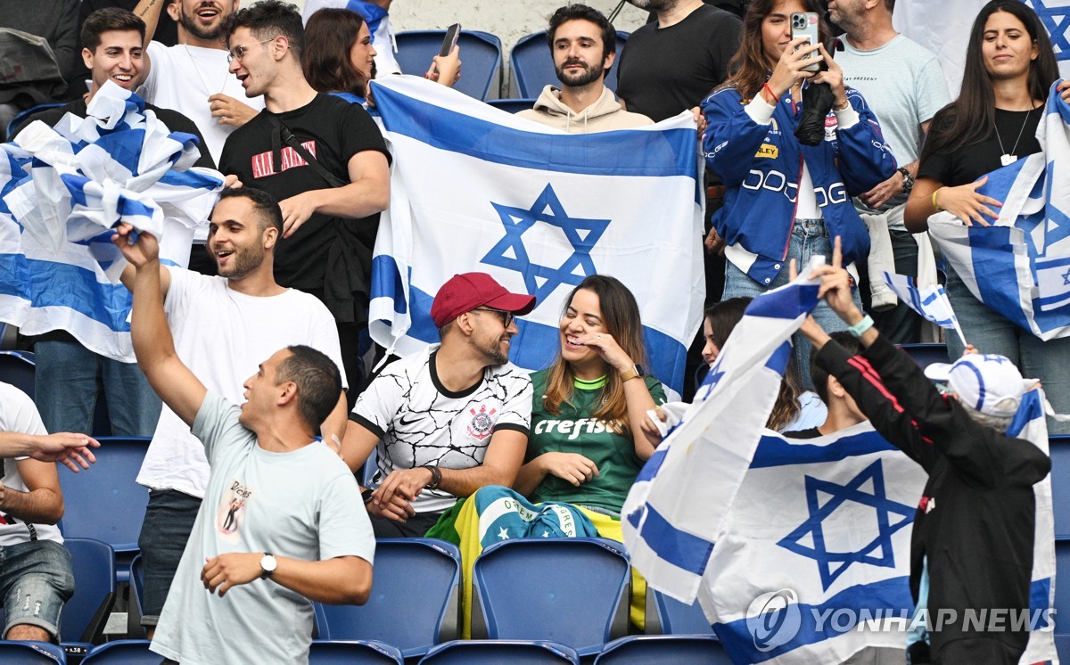 파리 올림픽에 출전한 이스라엘 축구대표팀을 응원하는 팬들.