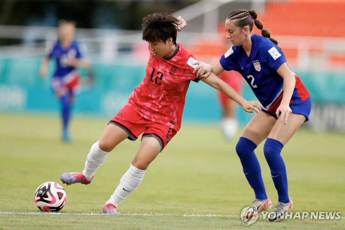 돌파를 시도하는 한국 여자 U-17 대표팀의 백지은