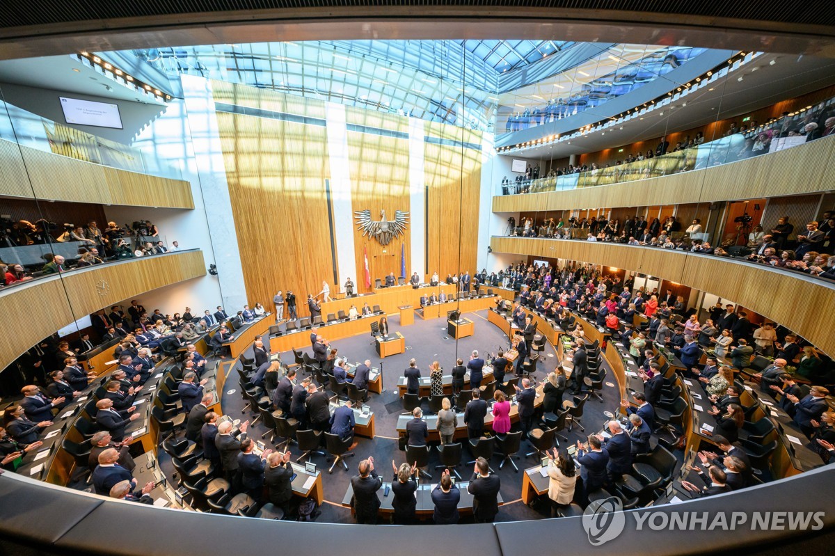 '서민 정당 자처' 오스트리아 극우당 의원들 고소득 논…