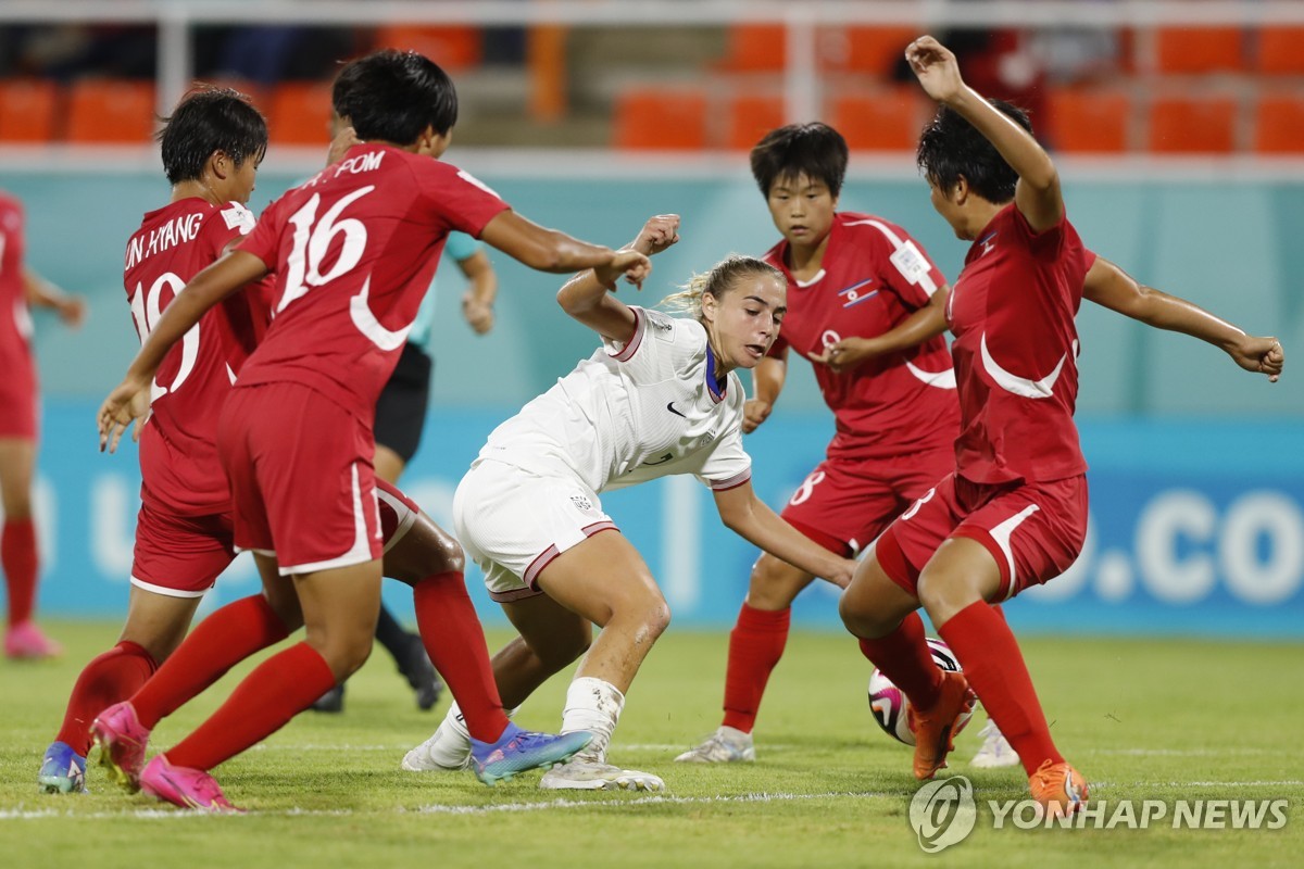 북한과 미국의 U-17 여자 월드컵 준결승 장면