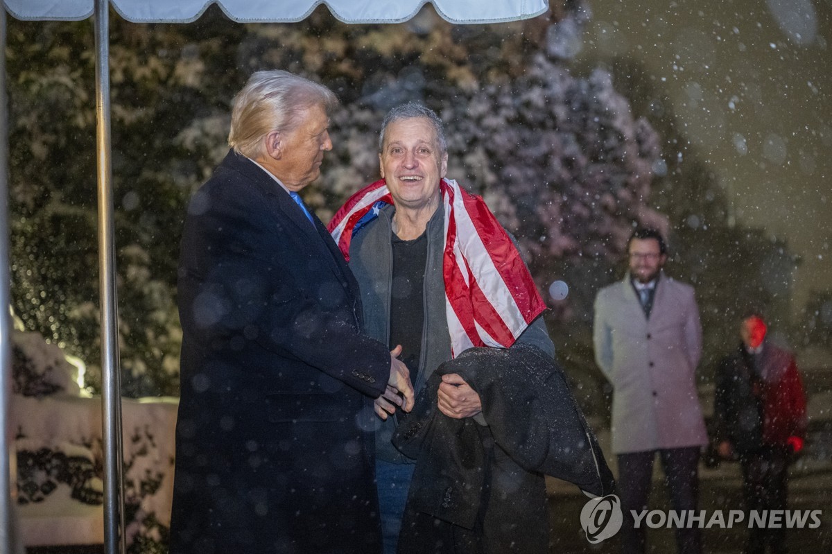 러시아에서 석방된 포겔 맞이하는 트럼프 미국 대통령