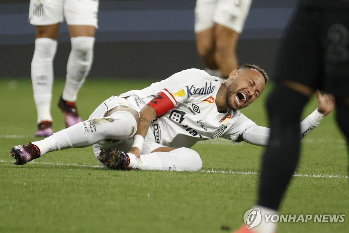 고통을 호소하는 네이마르