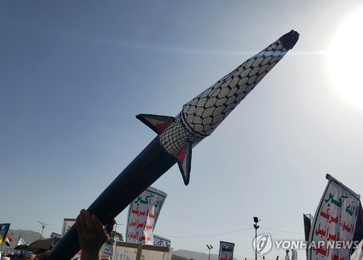 예멘 후티 반군 지지자들이 시위 현장에 들고 나온 모형 미사일