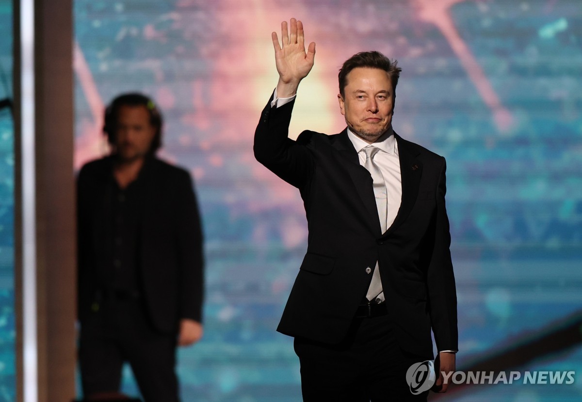 일론 머스크와 xAI 로고
