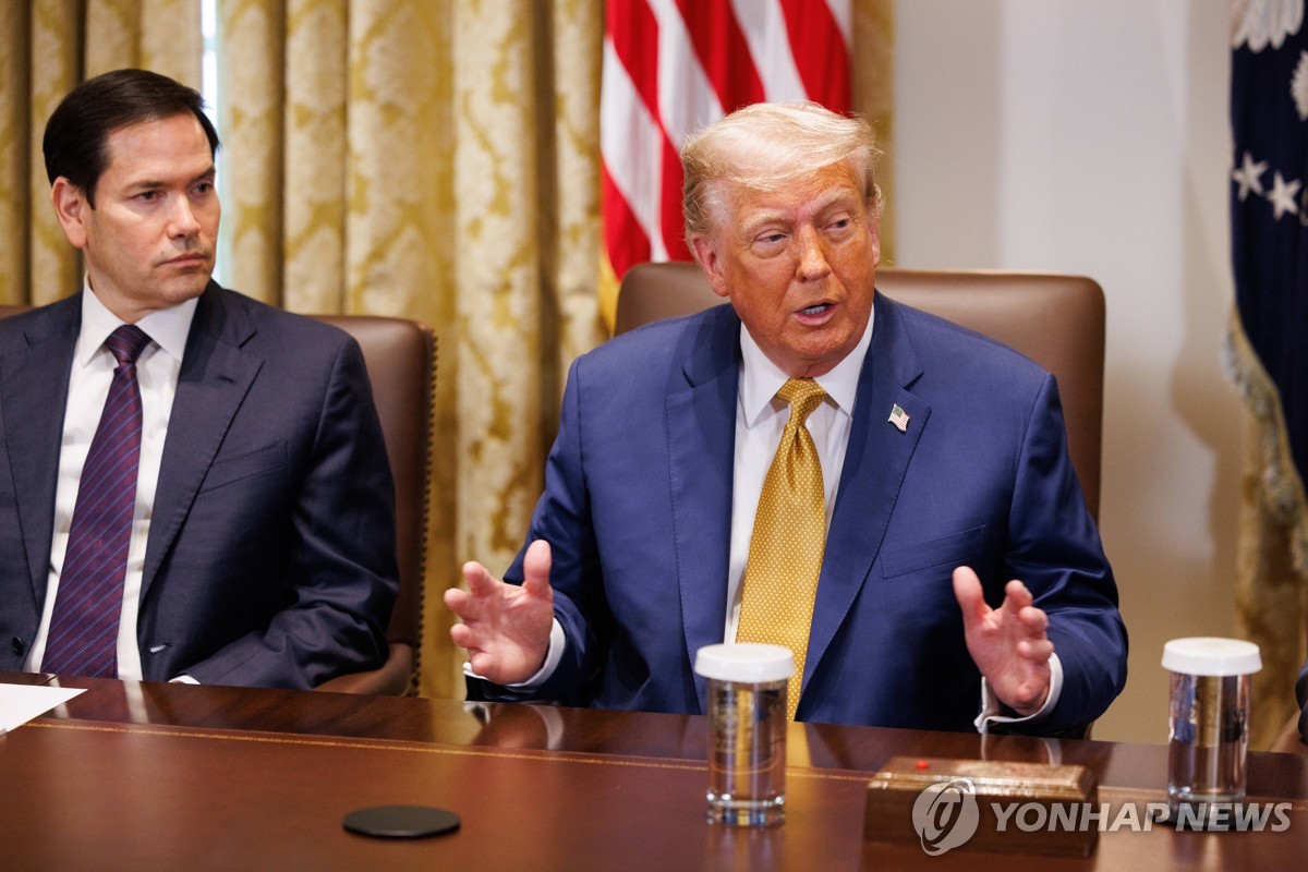 관세전쟁 전선 확대하는 트럼프…'의약품 200%' 거론…