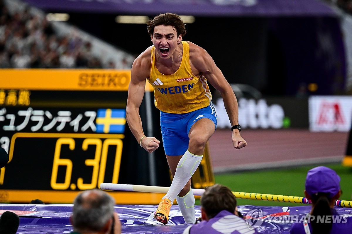듀플랜티스, 장대높이뛰기 세계新 '6ｍ30'…세계선수권 3연패