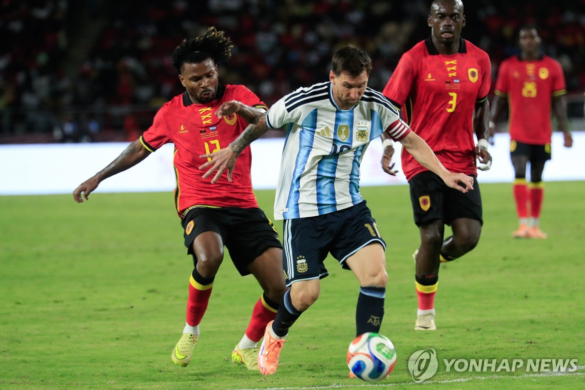 드리블 하는 리오넬 메시