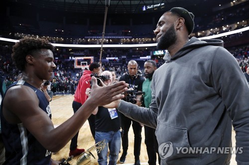 2019년 경기 후 손을 맞잡는 제임스 부자