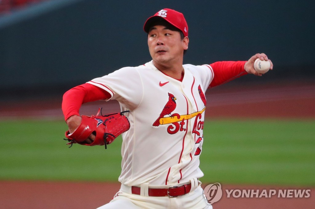 (LEAD) Cardinals' Kim Kwang-hyun earns 1st MLB victory vs. Reds