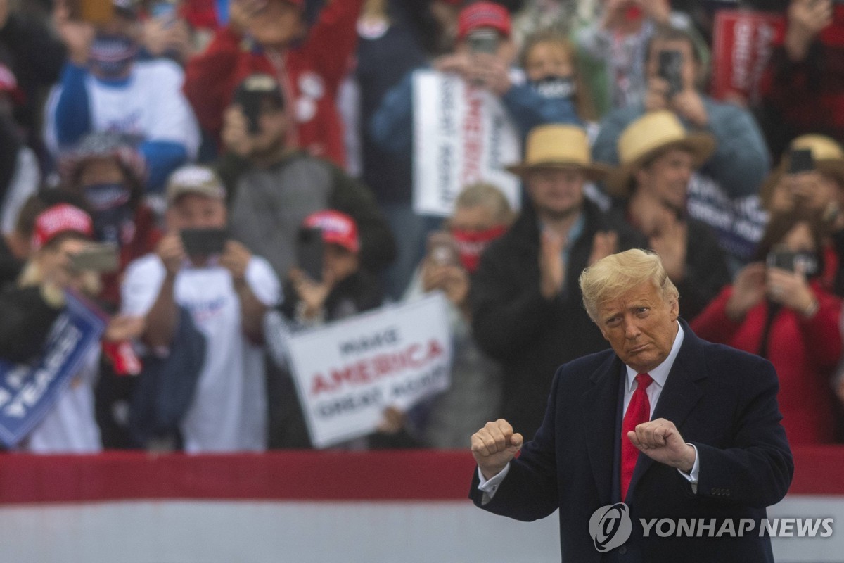 도널드 트럼프 미국 대통령 당선인이 지난달 유세 현장에서 노래 'YMCA'에 맞춰 춤추는 모습