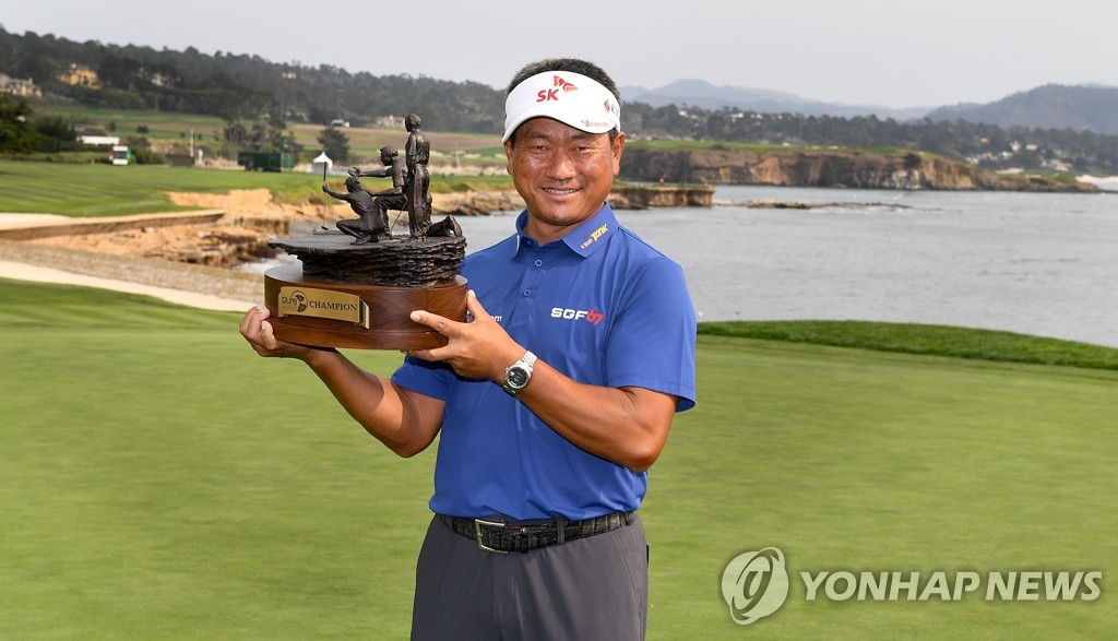 In this Getty Image photo moved by AFP, Choi Kyoung-ju of South Korea holds the trophy after winning the PURE Insurance Championship at the Pebble Beach Golf Links in Pebble Beach, California, on Sept. 26, 2021. (Yonhap)