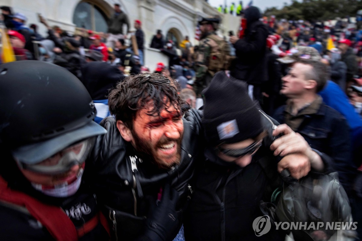 美의사당 폭동사태 가담 퇴역 군인, 'FBI 테러 모의'로 종신형