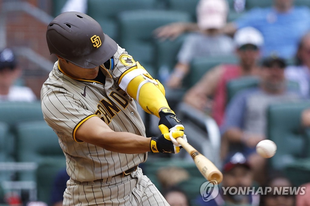 In this Getty Images photo, Kim Ha-seong of the San Diego Padres hits an RBI double against the Atlanta Braves during the top of the 11th inning of a Major League Baseball regular season game at Truist Park in Atlanta on May 15, 2022. (Yonhap)