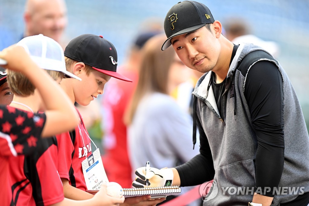 In this Getty Images file photo from June 27, 2022, Park Hoy-jun, then of the Pittsburgh Pirates, signs autographs before a Major League Baseball regular season game against the Washington Nationals at Nationals Park in Washington. (Yonhap)