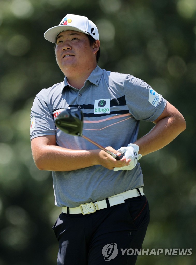 In this Getty Images photo, Im Sung-jae of South Korea tees off on the seventh hole during the final round of the FedEx St. Jude Championship at TPC Southwind in Memphis on Aug. 14, 2022. (Yonhap)