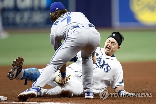 3루로 뛰다 아웃되는 최지만