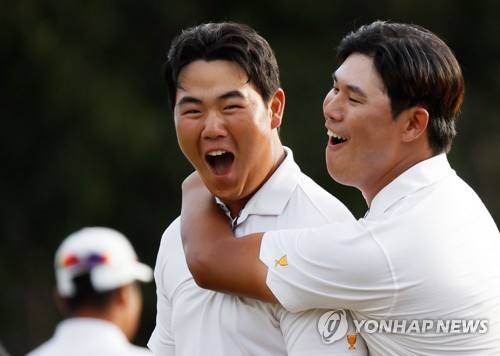 S. Korean rookie sparks Internationals' charge at Presidents Cup