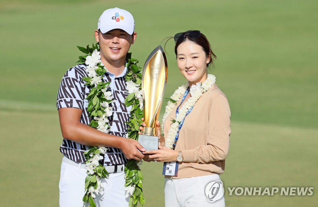 우승 트로피를 든 김시우(왼쪽)와 오지현