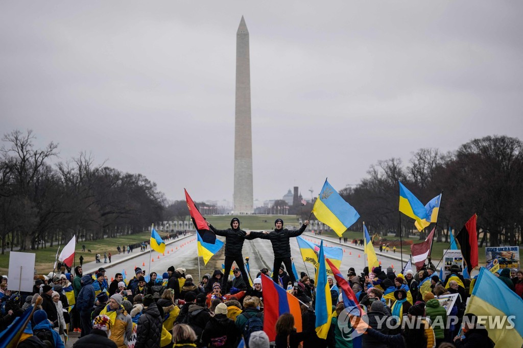 2월 25일 우크라이나인들이 워싱턴 내셔널몰에서 지원을 호소하고 있다 [AFP 게티이미지=연합뉴스]