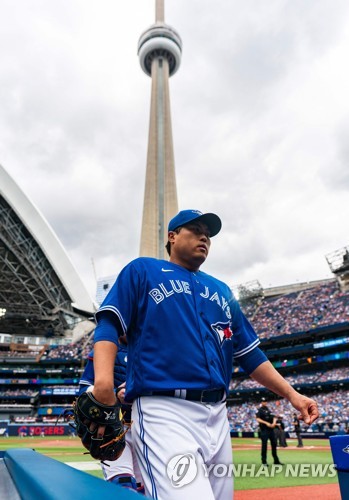 LEAD) Blue Jays' Ryu Hyun-jin suffers right knee contusion after taking  comebacker