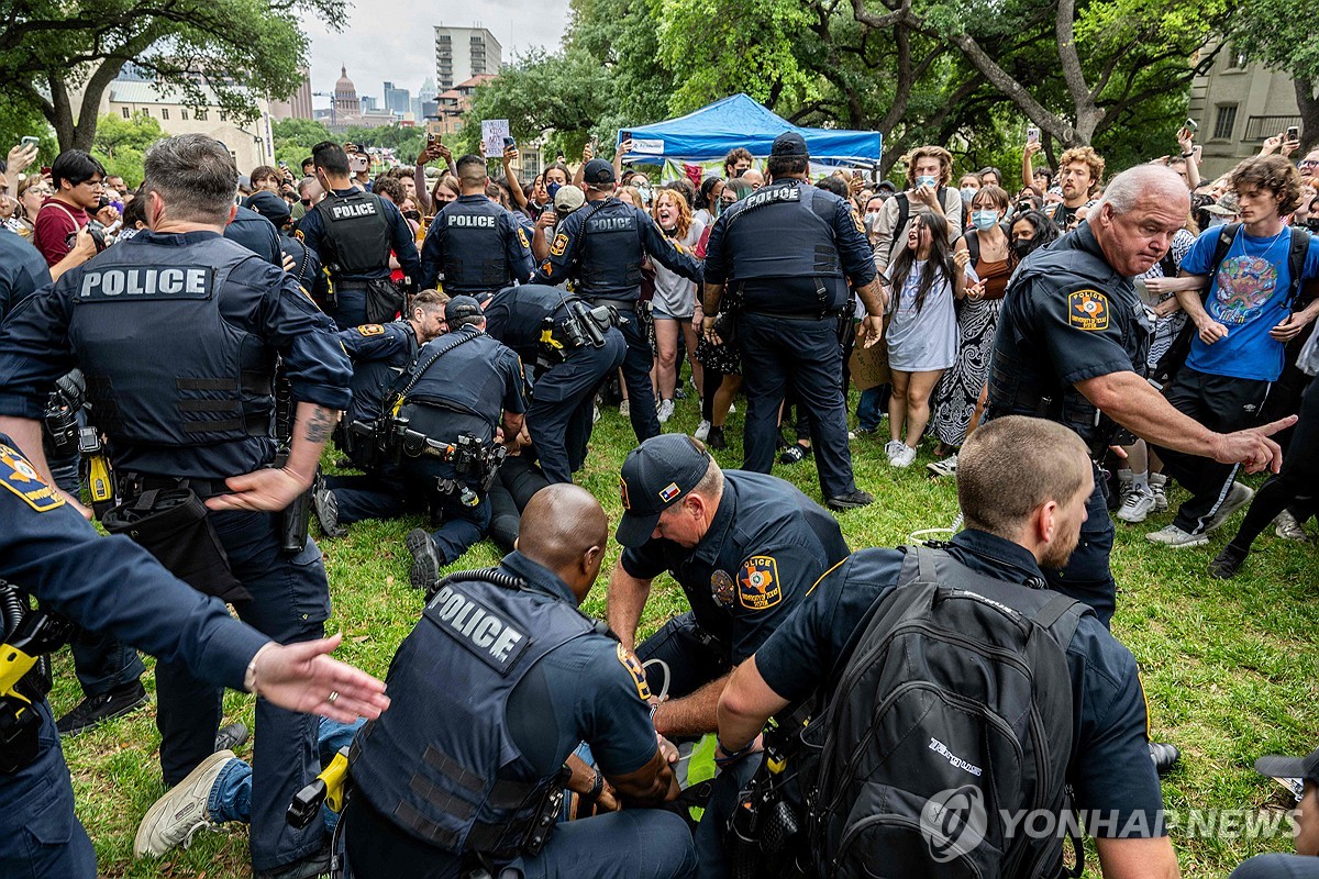 텍사스대 오스틴 캠퍼스에서 경찰에 체포되는 학생들