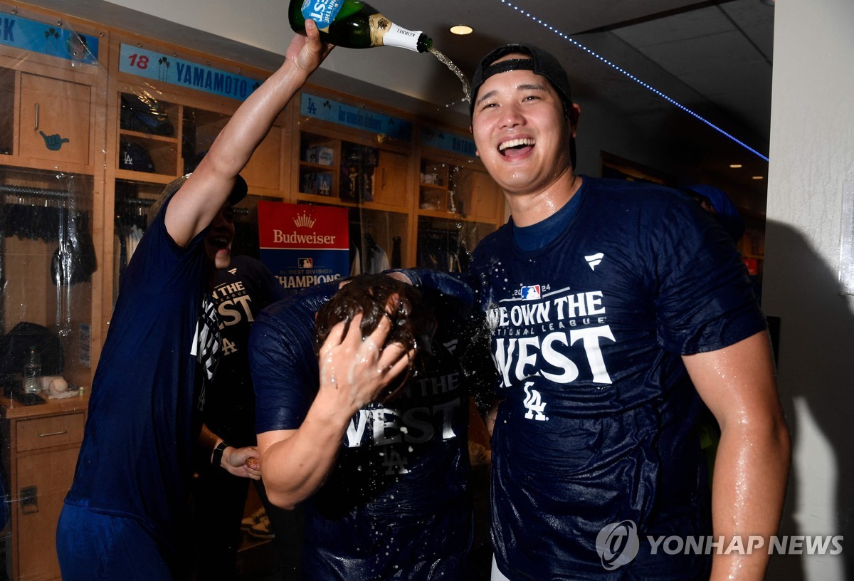 MLB에서 처음으로 샴페인 파티를 즐기는 오타니 쇼헤이