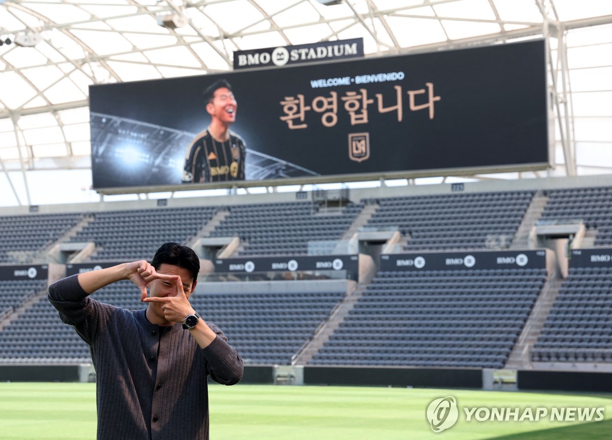 LAFC 홈구장 BMO 스타디움에서 포즈 취하는 손흥민
