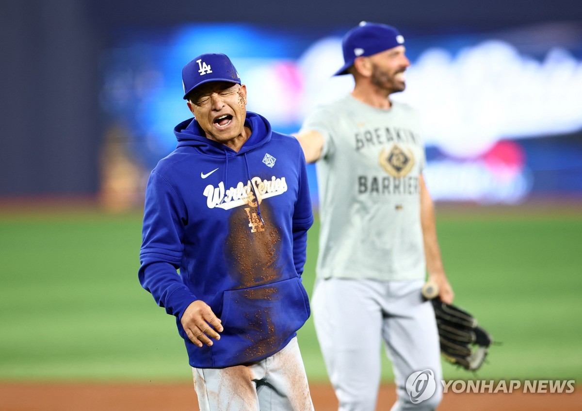 김혜성과 경주하다 넘어진 데이브 로버츠 감독