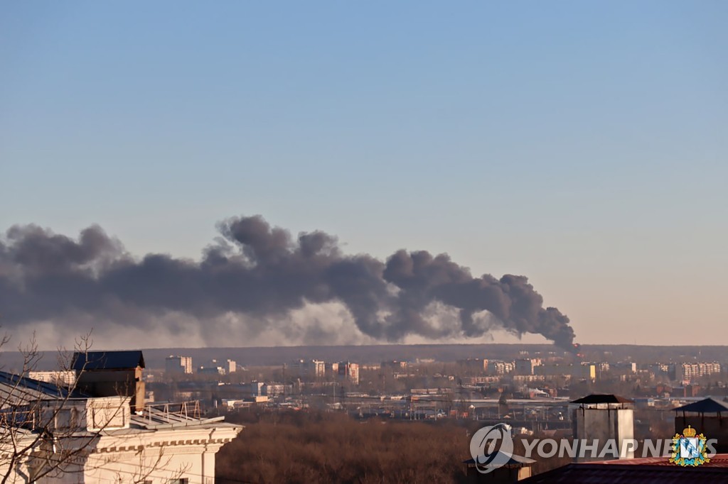 러시아 쿠르스크 공항에서 피어오르는 연기