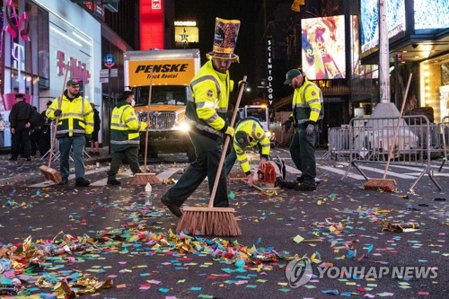  새해맞이 파티 끝난 뉴욕…맨해튼은 색종이와의 전쟁