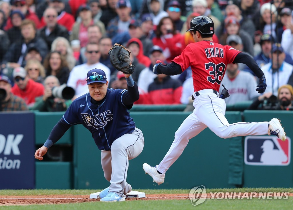 In this UPI file photo from Oct. 8, 2022, Tampa Bay Rays first baseman Choi Ji-man (L) stretches out to retire Steven Kwan of the Cleveland Guardians during the bottom of the first inning of Game 2 of the American League Wild Card Series at Progressive Field in Cleveland. (Yonhap)
