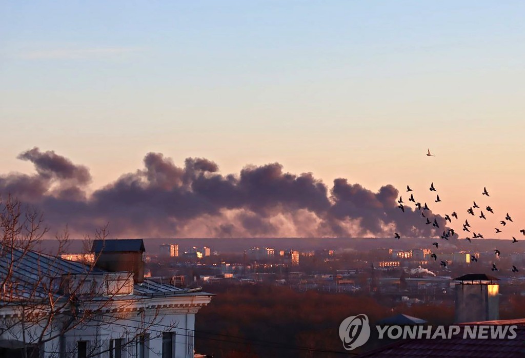 '우크라 배후?' 드론 공격에 불타는 러시아 쿠르스크 비행장