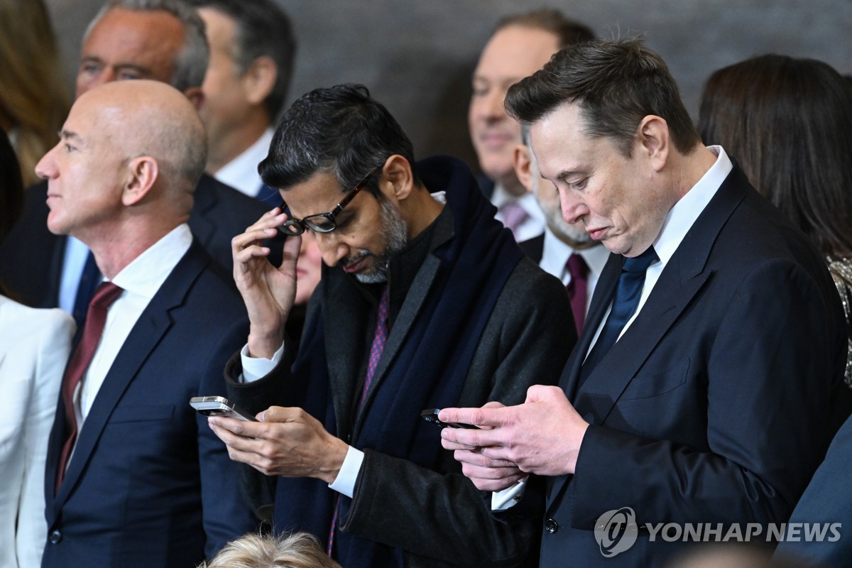 올트먼·황 뜨고 쿡·머스크 지고…빅테크의 對트럼프 성적…
