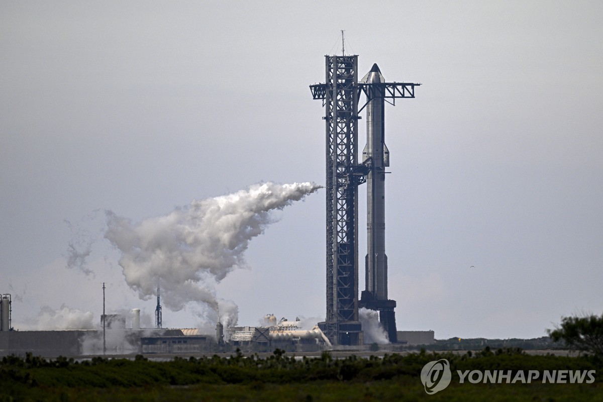 발사대에 서 있는 스타십