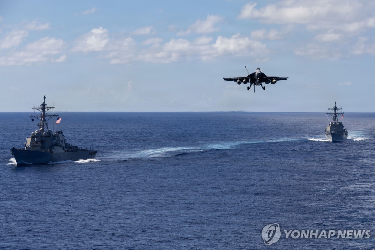 카리브해에서 비행하는 미국 해군 소속 F/A-18 호넷 전투기