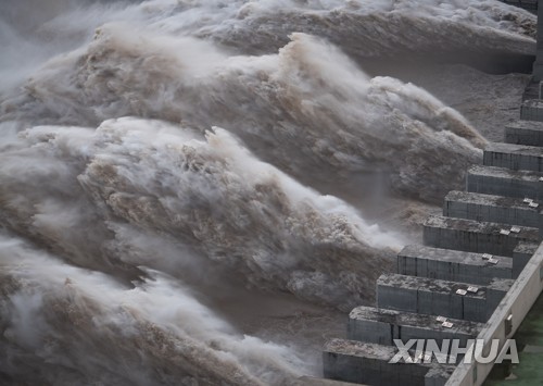19일 후베이성의 싼샤댐에서 물이 방류되고 있다. [신화=연합뉴스]