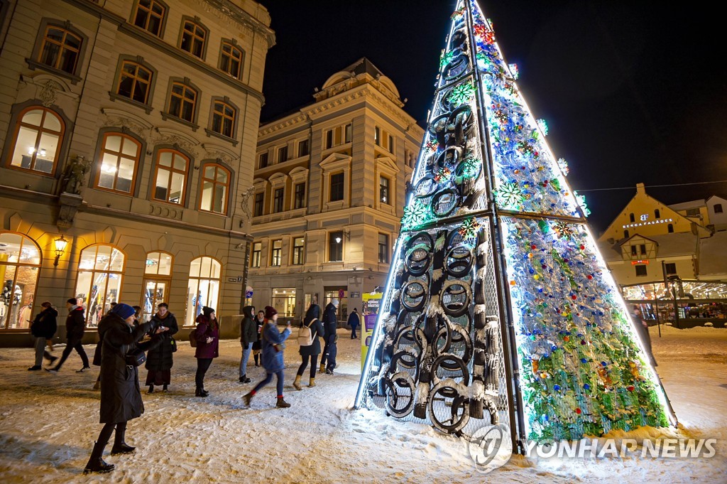 LATVIA-RIGA-CHRISTMAS-TRASH TREE