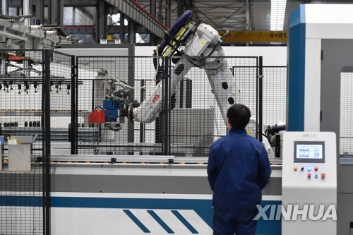 중국 항저우 한 공장의 자동화 생산 라인