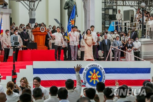 마르코스, 필리핀 대통령 취임…독재자 일가 36년만에 '재등장' 