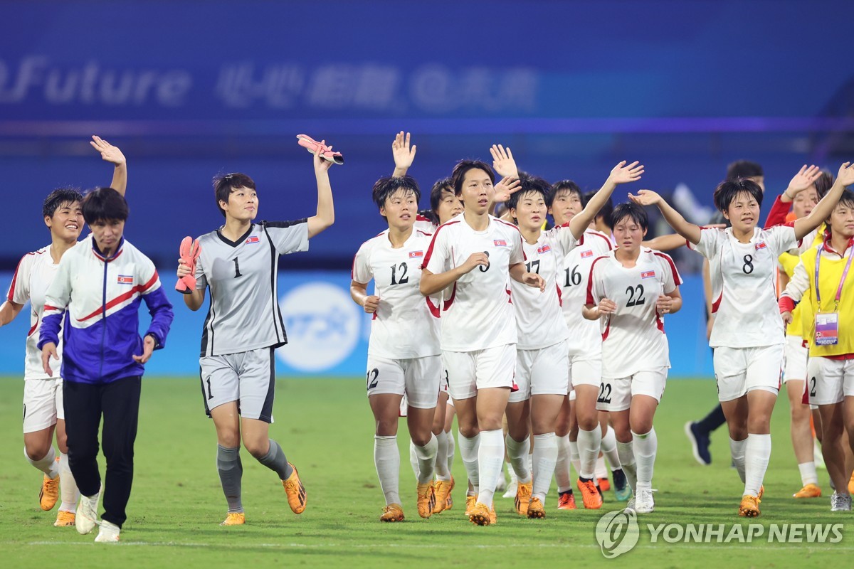 준결승전 마치고 인사하는 북한 여자 축구 대표팀