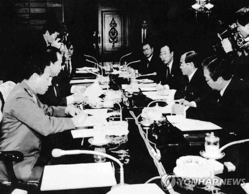 지난 1991년 판문점 북측지역 통일각에서 열린 핵관련 남북접촉에서 남북대표들이 비핵화 공동선언문안에 최종 합의, 가서명하고 있다.[ 연합뉴스 자료사진]