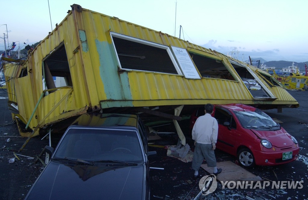 지난 2003년 태풍 매미 강풍에 날아간 대형 컨테이너