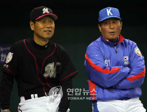 김인식(오른쪽) 한국야구대표팀 감독과 김성근 지바롯데 코치
