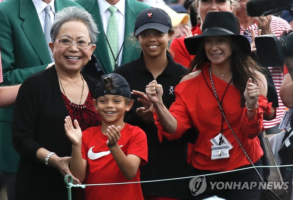 왼쪽부터 우즈의 모친 쿨티다, 아들 찰리, 딸 샘, 애인 에리카 허먼.