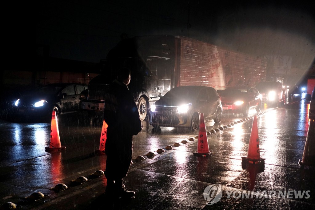 ì§ì§ í ê³ ìëë¡ ì°¨ë ì´íì íµì íë ìì´ë°ëë¥´ ê²½ì°° [ë¡ì´í°=ì°í©ë´ì¤]