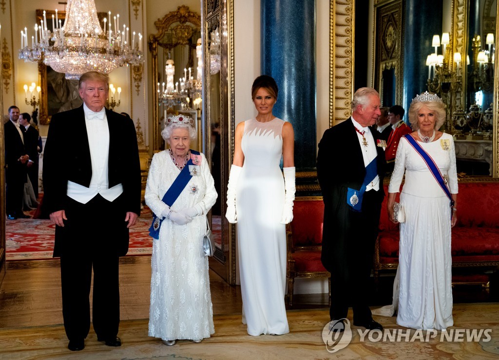 엘리자베스 2세여왕과 트럼프 대통령 부부, 찰스 왕세자 부부 [로이터=연합뉴스]