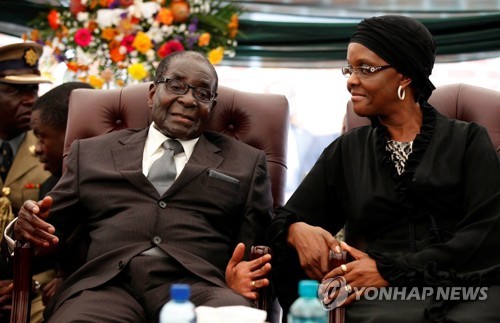 2014년 가족 장례식에 참석한 무가베 전 짐바브웨 대통령(왼쪽)과 아내 그레이스