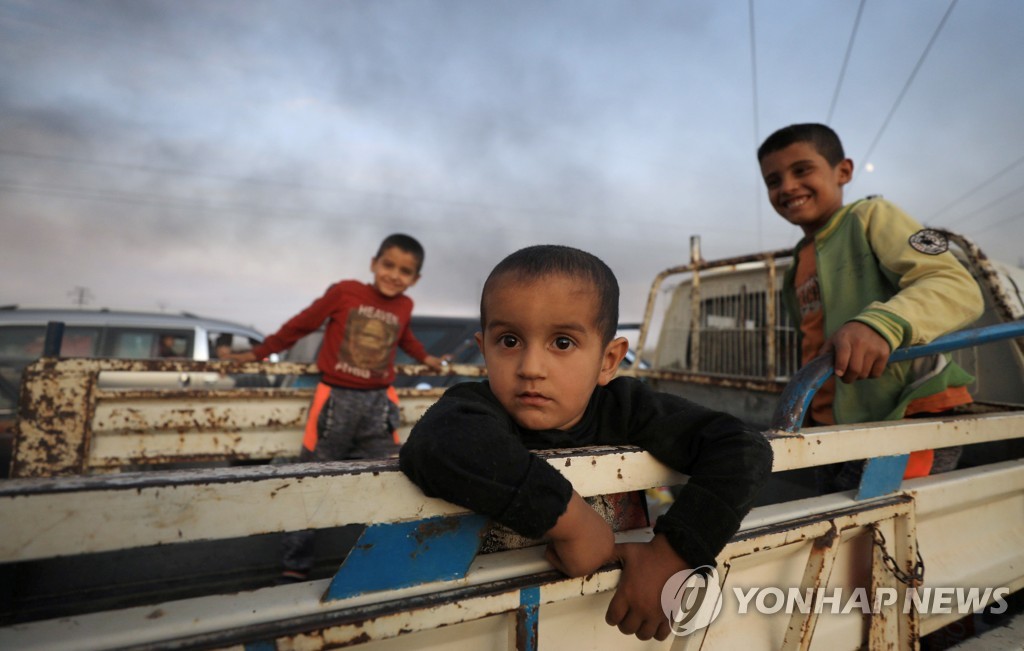 터키군의 공격을 피해 마을을 떠나는 시리아 어린이들