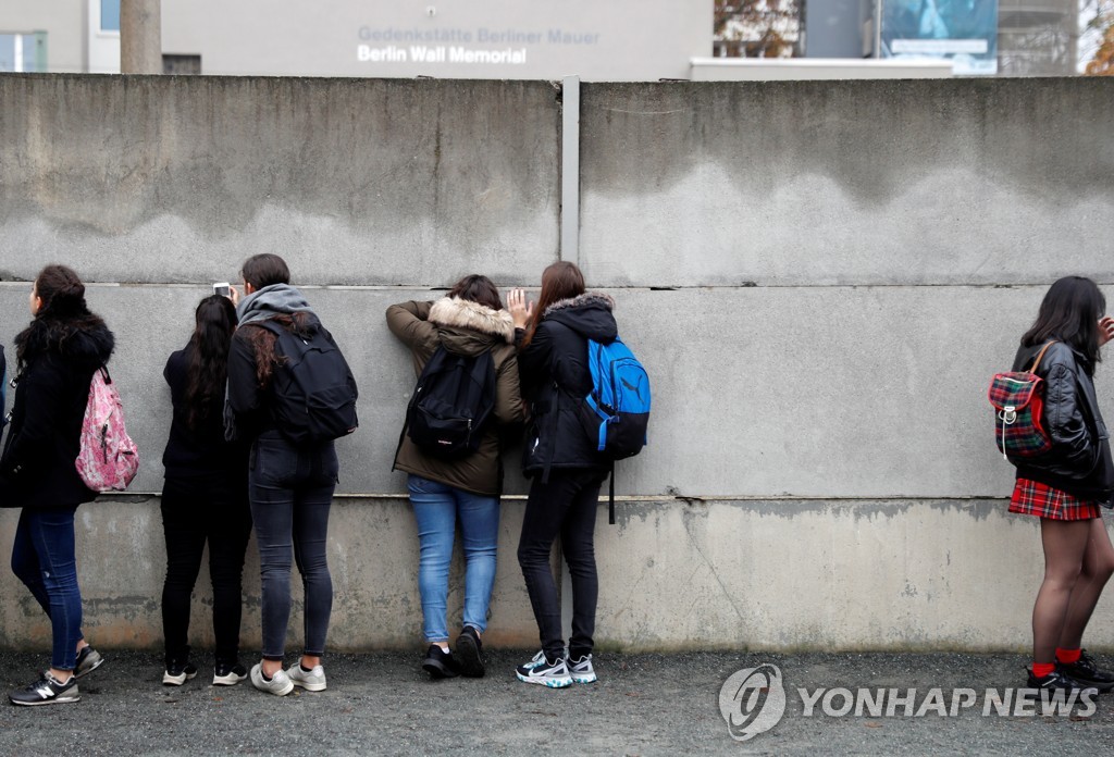 베를린 장벽 기념 박물관에 온 시민들 [로이터=연합뉴스]